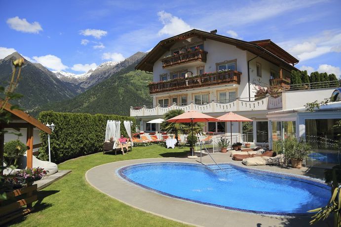 Imagen de la piscina del Hotel Wellnesshotel Grafenstein. Foto 16
