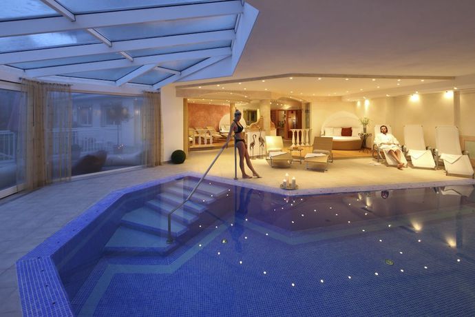 Imagen de la piscina del Hotel Wellnesshotel Grafenstein. Foto 17