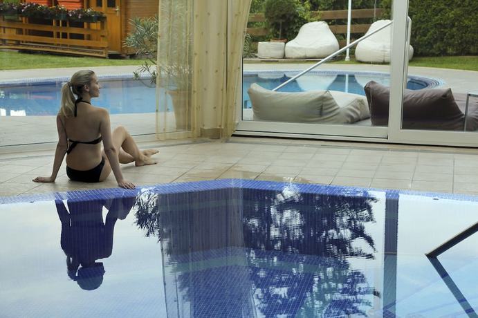 Imagen de la piscina del Hotel Wellnesshotel Grafenstein. Foto 19