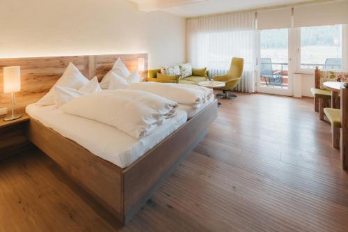 Imagen de la habitación del Hotel Wellnesshotel Sonnenhalde Tonbach. Foto 18