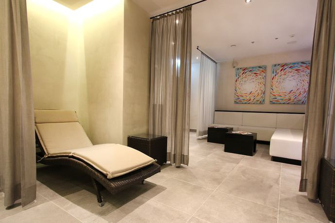 Imagen de la piscina del Hotel Wemperhardt. Foto 20