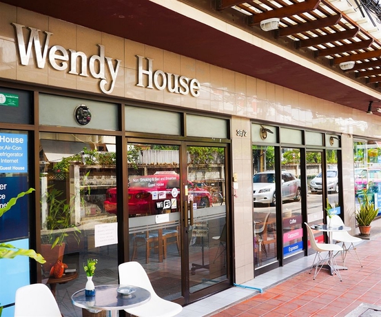 Imagen de los exteriores del Hotel Wendy House. Foto 13