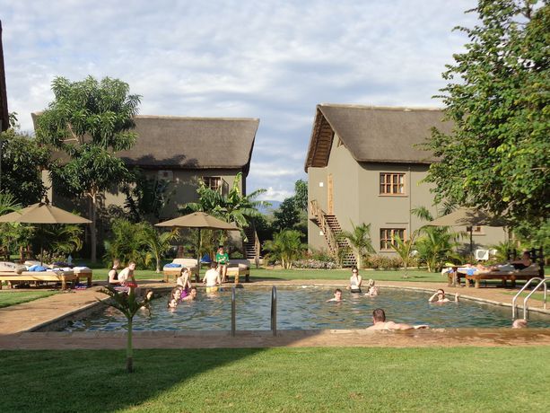Imagen de la piscina del Hotel Weru Weru River Lodge. Foto 20