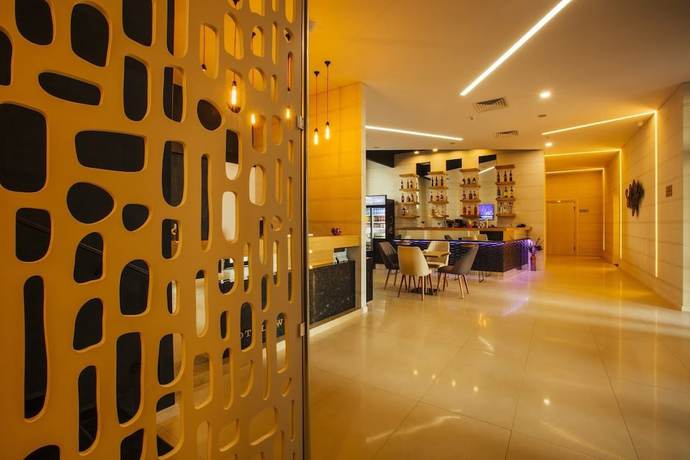 Imagen del bar/restaurante del Hotel West, Batumi. Foto 2