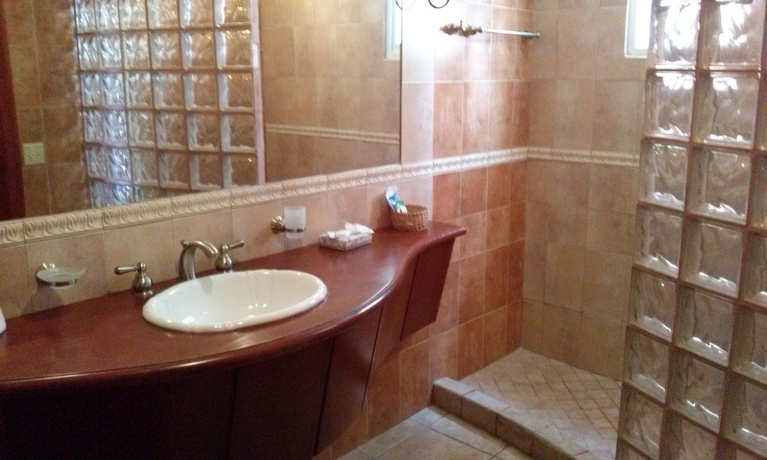 Imagen de la habitación del Hotel West Bay Colonial. Foto 5