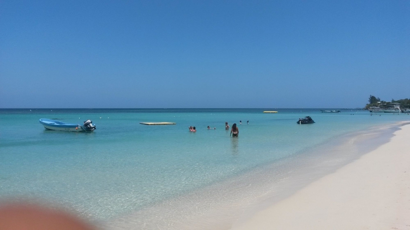 Imagen de los exteriores del Hotel West Bay Colonial. Foto 8