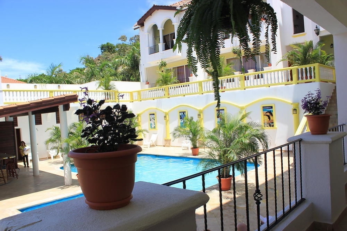 Imagen de los exteriores del Hotel West Bay Colonial. Foto 9