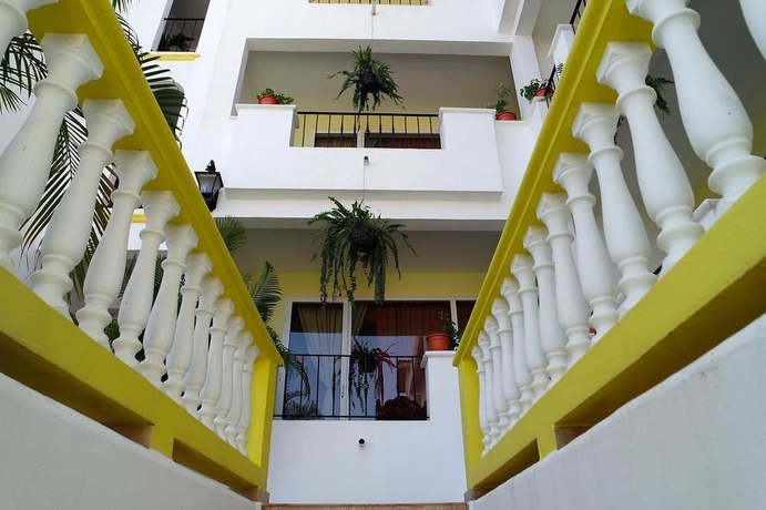 Imagen de los exteriores del Hotel West Bay Colonial. Foto 10