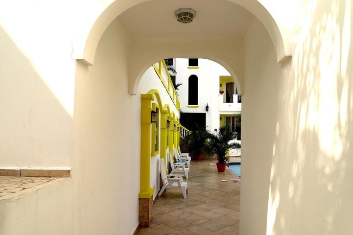 Imagen de los exteriores del Hotel West Bay Colonial. Foto 11