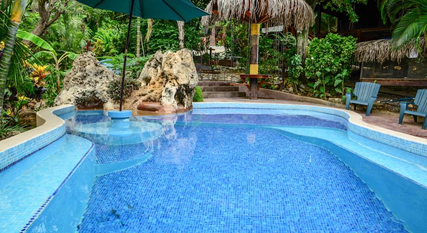 Imagen de la piscina del Hotel West Bay Lodge. Foto 12