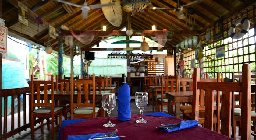 Imagen del bar/restaurante del Hotel West Bay Lodge. Foto 2