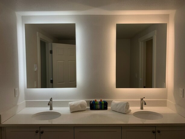 Imagen de la habitación del Hotel West Beach Suites. Foto 17