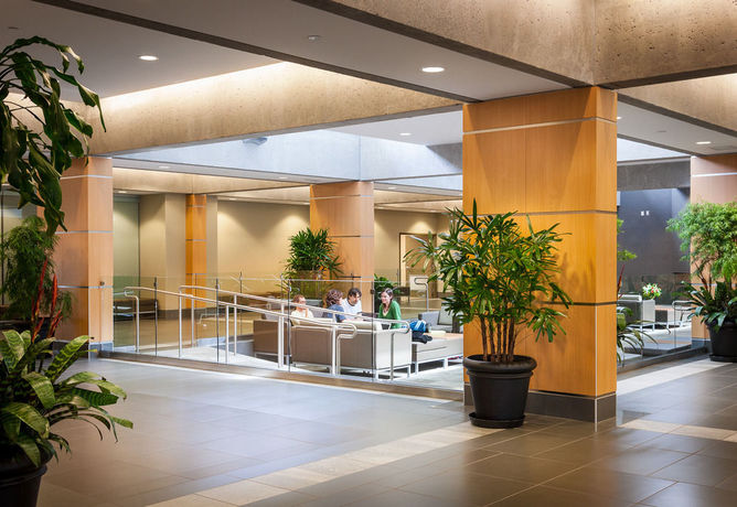 Imagen de los interiores del Hotel West Coast Suites At Ubc. Foto 11