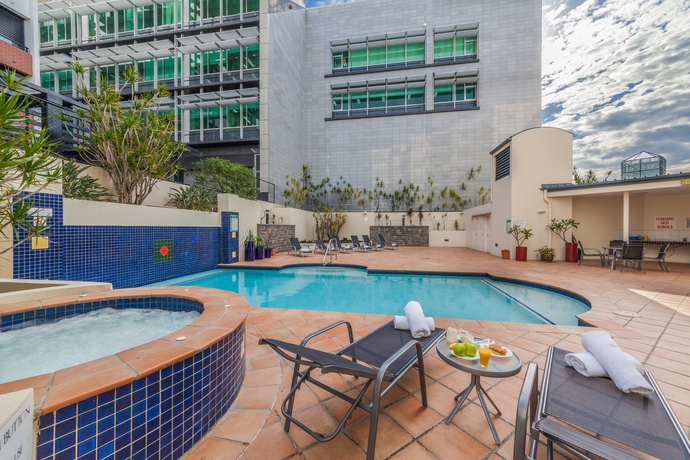 Imagen de la piscina del Hotel West End Central Apartments. Foto 16