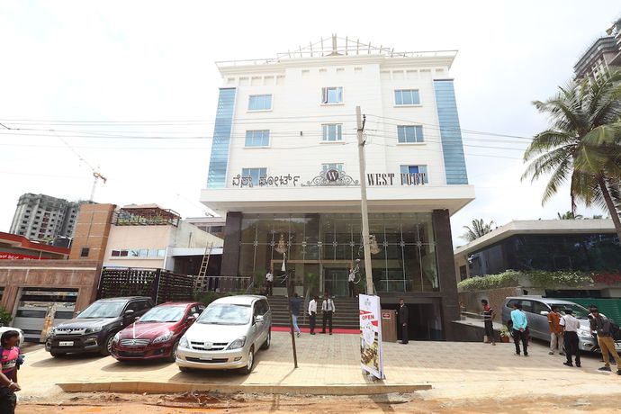 Imagen de los exteriores del Hotel West Fort. Foto 9