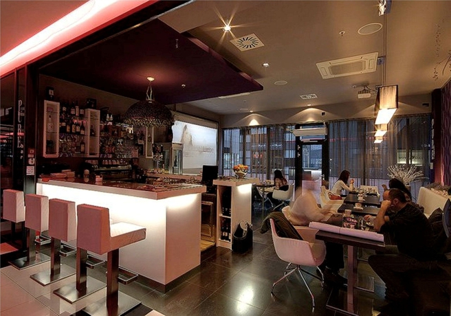 Imagen del bar/restaurante del Hotel West Side Gallery Apartments. Foto 5