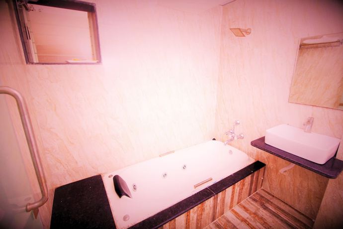 Imagen de la habitación del Hotel West View, Bhilad. Foto 9