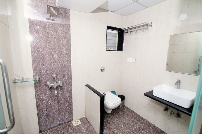 Imagen de la habitación del Hotel West View, Bhilad. Foto 10