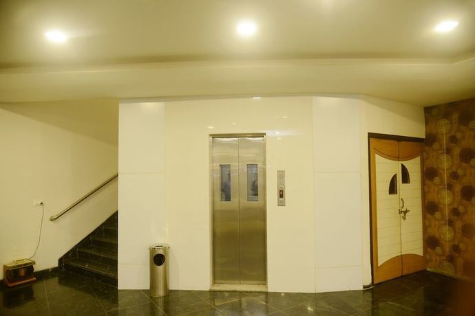 Imagen de los interiores del Hotel West View, Bhilad. Foto 17