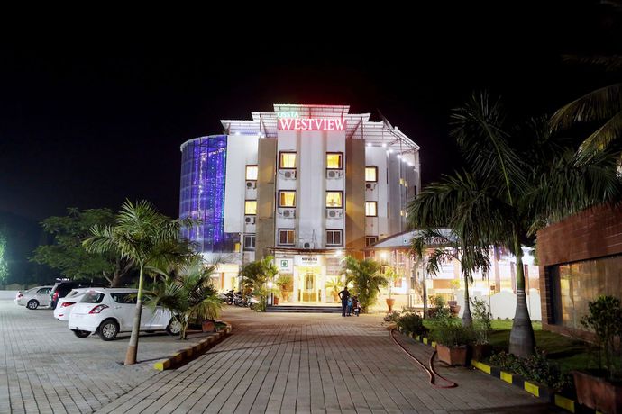 Imagen de los exteriores del Hotel West View, Bhilad. Foto 12