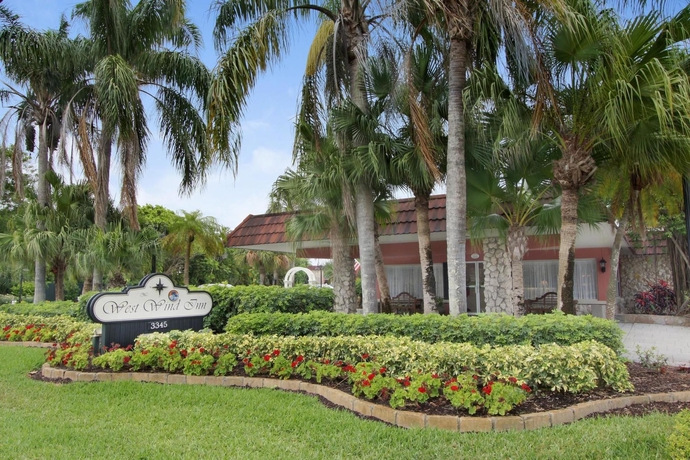 Imagen de los exteriores del Hotel West Wind Inn. Foto 3