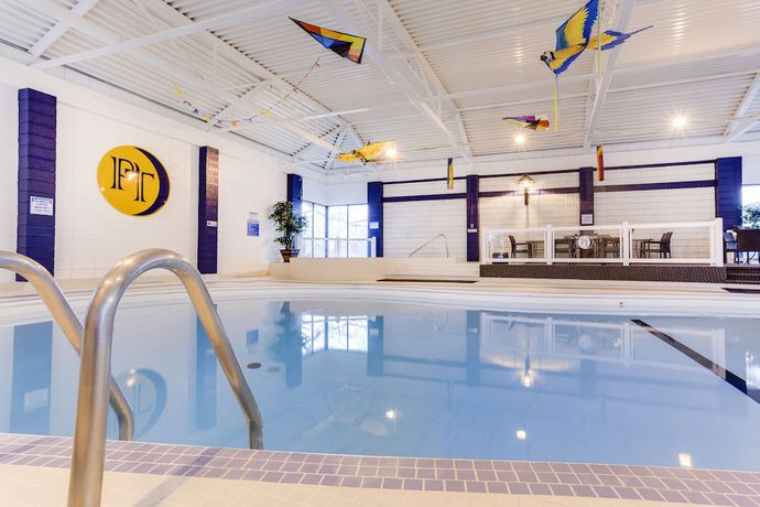 Imagen de la piscina del Hotel West Wing at Park Town. Foto 19
