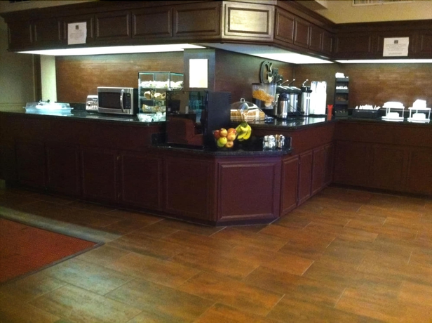 Imagen del bar/restaurante del Hotel Westgate Inn And Suites. Foto 2