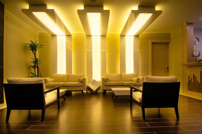 Imagen de los interiores del Hotel Weston Suites and. Foto 16