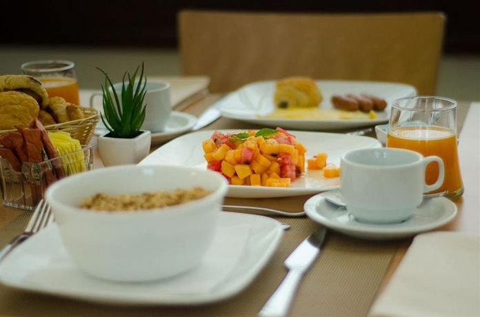 Imagen del bar/restaurante del Hotel Weston Suites and. Foto 2