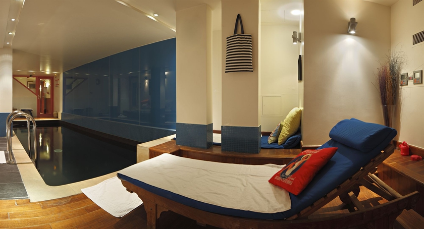 Imagen de la piscina del Hotel Westside Arc De Triomphe. Foto 7