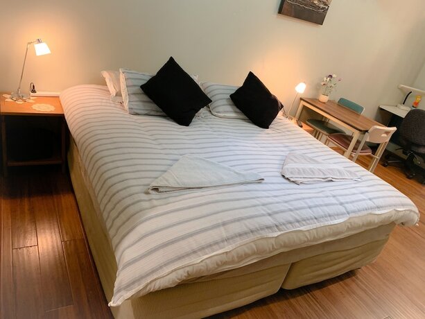 Imagen de la habitación del Hotel Westside Studio Apartments. Foto 17