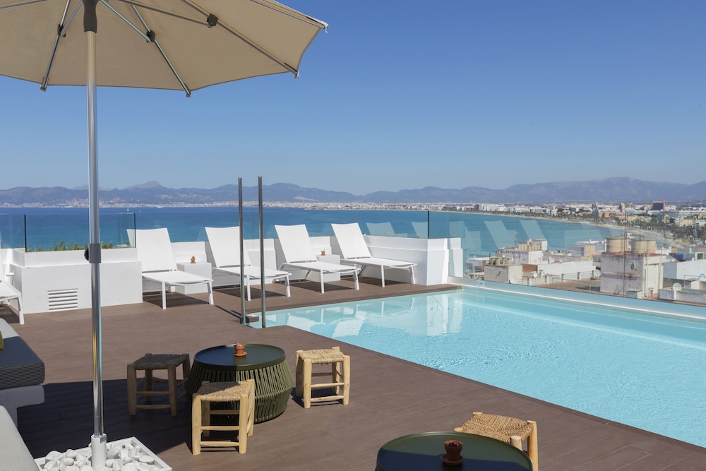 Imagen de la piscina del Hotel Whala!fun. Foto 17