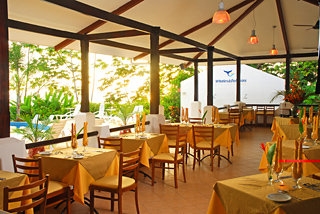 Imagen del bar/restaurante del Hotel Whales and Dolphins. Foto 2