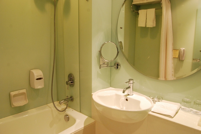 Imagen de la habitación del Hotel Wharney. Foto 7