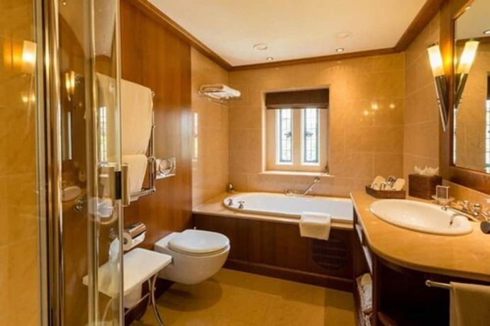 Imagen de la habitación del Hotel Whatley Manor. Foto 18