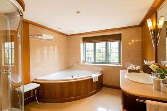 Imagen general del Hotel Whatley Manor. Foto 7