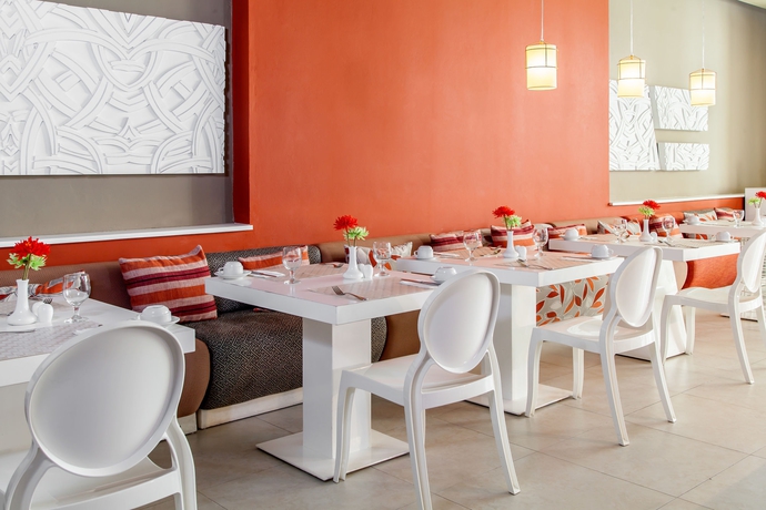 Imagen del bar/restaurante del Hotel Whe Bávaro. Foto 3