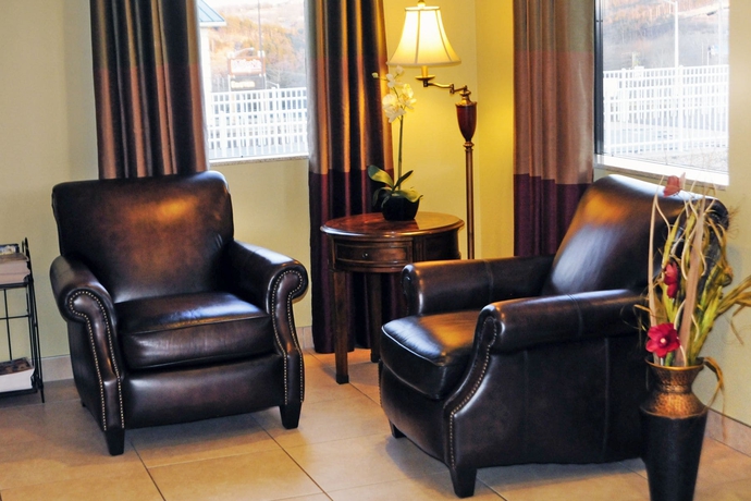 Imagen de los interiores del Hotel Whispering Hills Inn. Foto 9