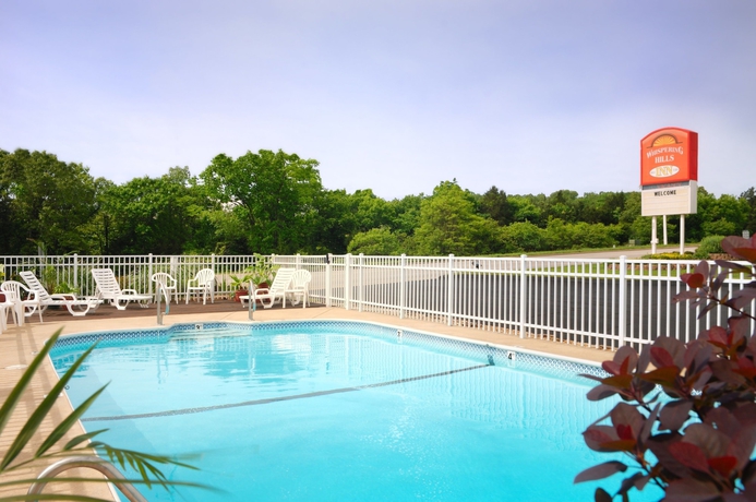 Imagen de la piscina del Hotel Whispering Hills Inn. Foto 11