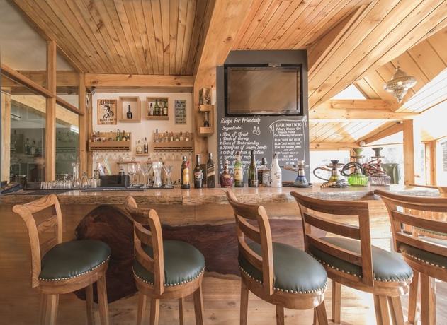 Imagen del bar/restaurante del Hotel Whispering Inn by Vivaan. Foto 2