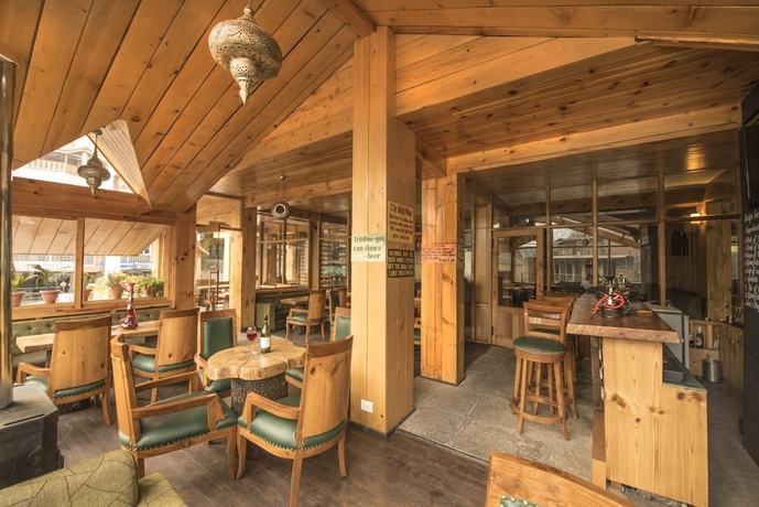 Imagen del bar/restaurante del Hotel Whispering Inn by Vivaan. Foto 3