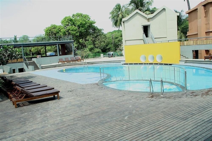 Imagen de los exteriores del Hotel Whispering Palms Beach Resort. Foto 11