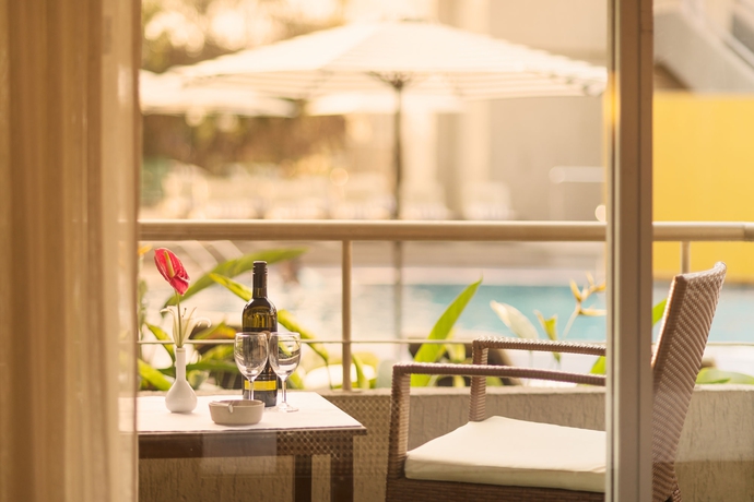 Imagen de la piscina del Hotel Whispering Palms Beach Resort. Foto 15