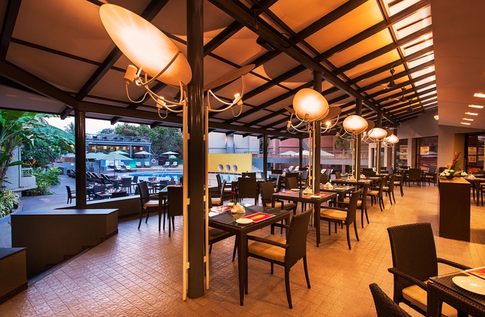 Imagen del bar/restaurante del Hotel Whispering Palms Beach Resort. Foto 5