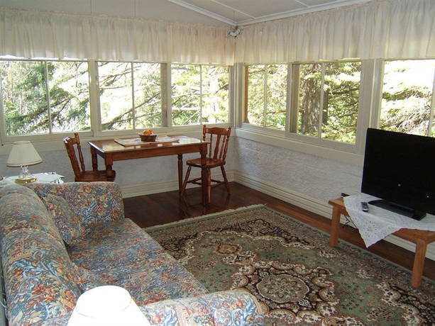 Imagen de los interiores del Hotel Whispering Pines Cottages. Foto 8
