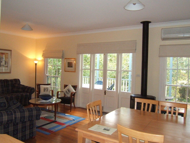 Imagen de los interiores del Hotel Whispering Pines Cottages. Foto 10