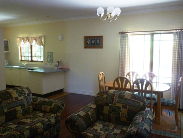 Imagen de los interiores del Hotel Whispering Pines Cottages. Foto 11