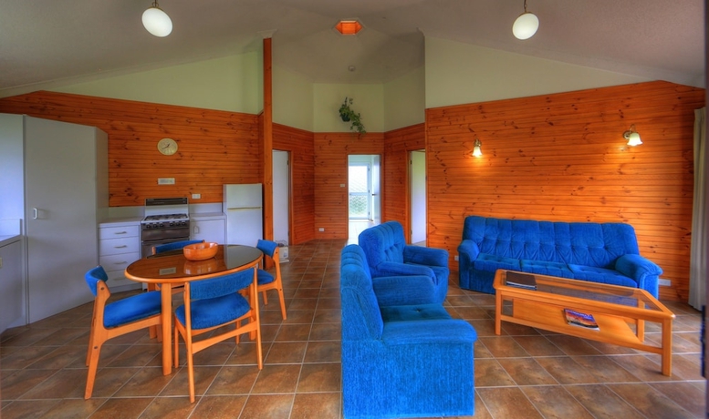 Imagen de la habitación del Hotel Whispering Pines. Foto 7