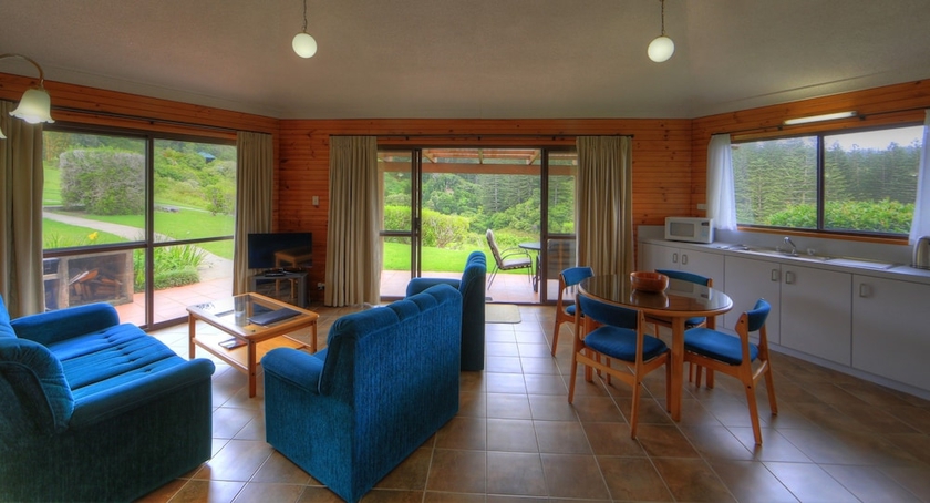 Imagen de la habitación del Hotel Whispering Pines. Foto 13