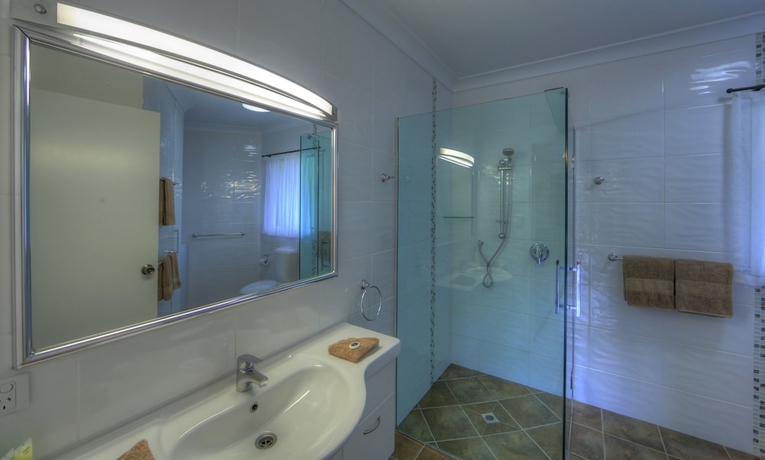 Imagen de la habitación del Hotel Whispering Pines. Foto 15